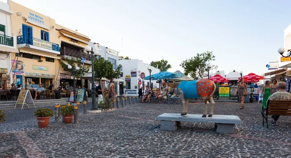 Praça com área pedonal na rua Danezi, Ilha Santorini — Fotografia de Stock