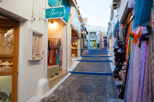 Thira Calles con tiendas y turistas, Santorini . —  Fotos de Stock