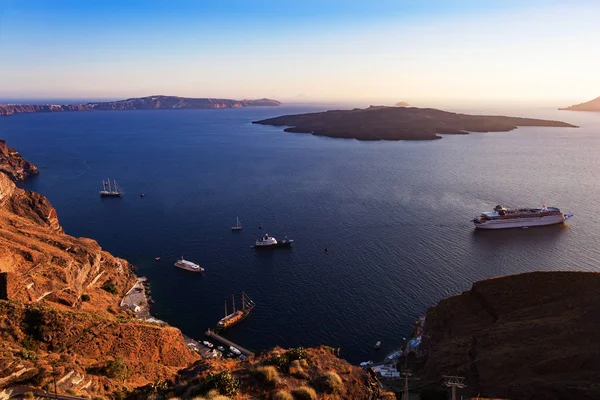 Santorini morze z Nea Kameni wulkanicznych i statki wycieczkowe — Zdjęcie stockowe