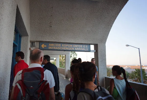 Entrée des passagers à l'aéroport international de Santorin Isl — Photo