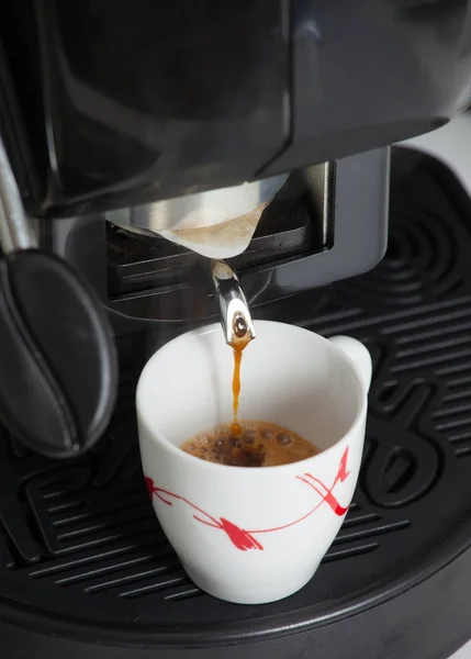 Máquina de café expresso fazendo café com vagem — Fotografia de Stock