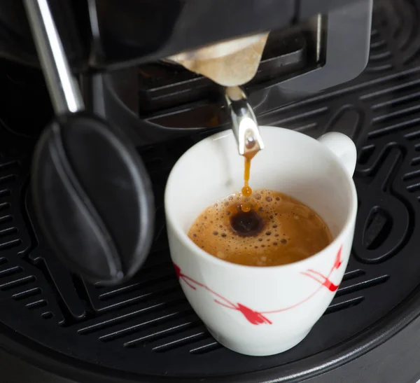 Máquina de café expreso haciendo café con vaina —  Fotos de Stock