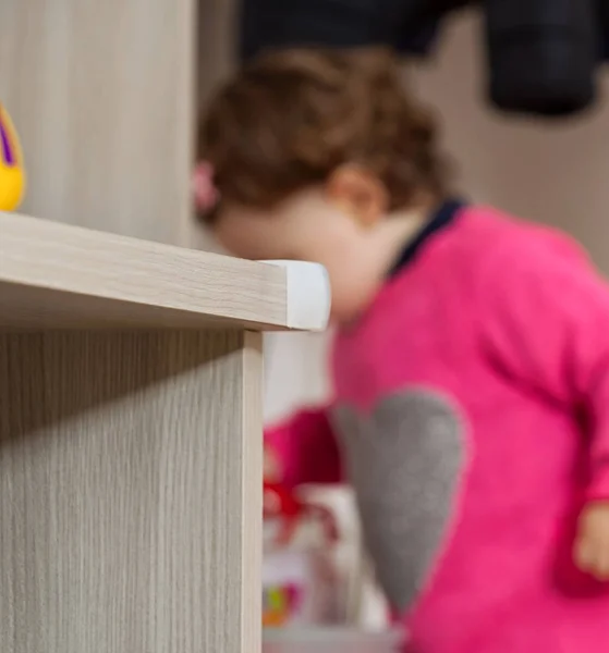 Protector de esquina de goma para niños pequeños . — Foto de Stock