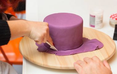 Pasta ders, Cadılar Bayramı figürleri fondan Yapıştır veya şeker yapıştır ile çalışma.