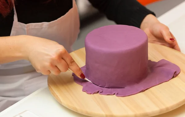 Figuras de Halloween com pasta de fondant ou pasta de açúcar . — Fotografia de Stock