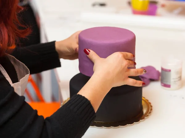 Gebak Les Bezig Met Cijfers Van Halloween Met Fondant Plakken — Stockfoto