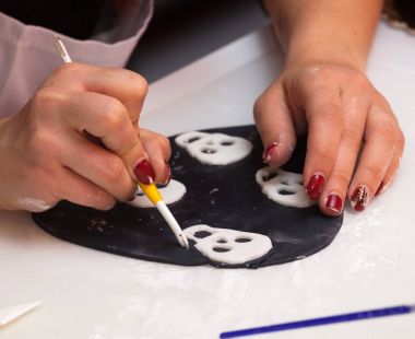 Cadılar Bayramı figürleri ile fondan Yapıştır veya şeker yapıştırın.