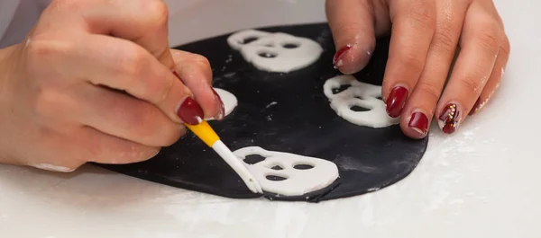 Figuras de Halloween com pasta de fondant ou pasta de açúcar . — Fotografia de Stock