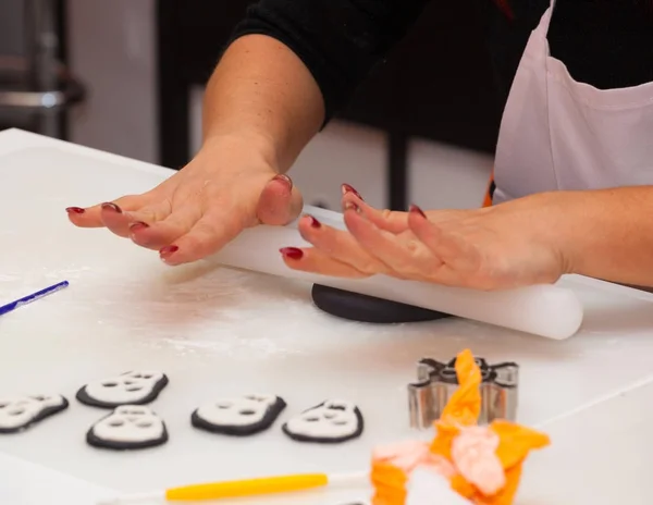 Figuras de Halloween com pasta de fondant ou pasta de açúcar . — Fotografia de Stock