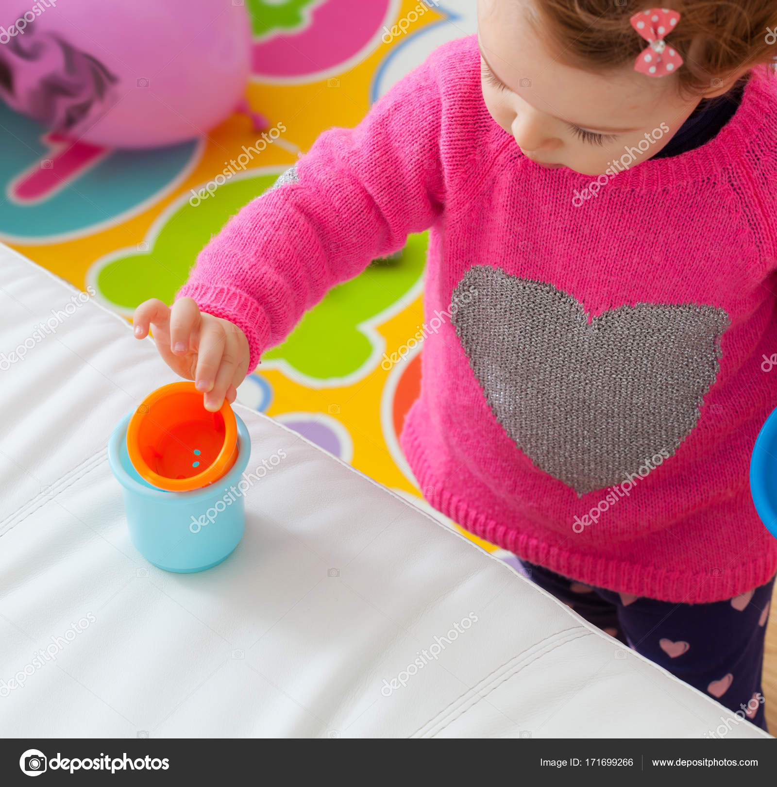 Tout Petit Bebe Fille Joue Avec Des Tasses Colorees Image Libre De Droit Par Antoniogravante C