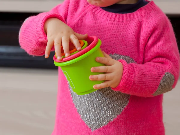 Bebé Niño Juega Con Copas Colores Juguete Para Desarrollo Cognitivo — Foto de Stock