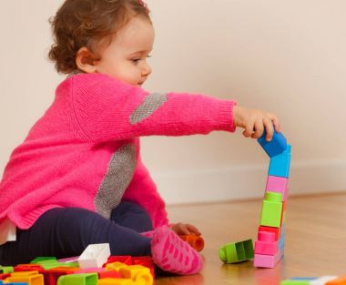 Toddler bebek kız yumuşak kauçuk yapı taşları ile çalış.