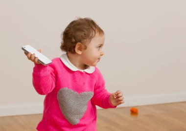 Toddler bebek kız ile akıllı telefon çalar.