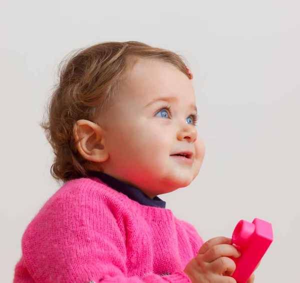 Ritratto del bambino con mattone in gomma morbida — Foto Stock
