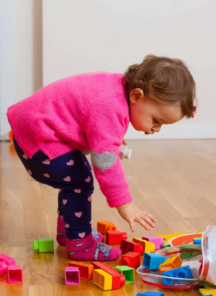 Kleinkind Spielt Mit Weichen Gummibausteinen — Stockfoto