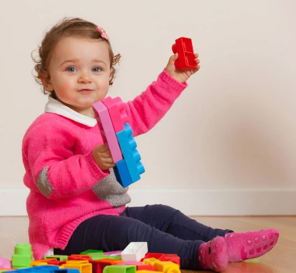 Menina bebê criança brincando com blocos de construção de borracha . — Fotografia de Stock
