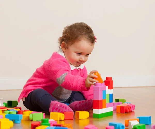 Niña jugando con bloques de construcción de caucho . — Foto de Stock