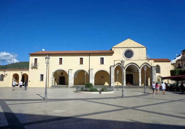 IV Novembre square near the convent of St. Francis. — Stock Photo, Image