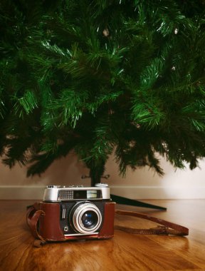 Çıplak yapay Noel ağacının altında Vintage fotoğraf makinesi