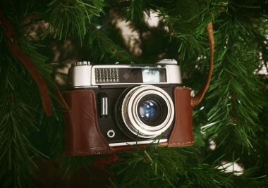 Yapay Noel ağacına asılı vintage fotoğraf makinesi