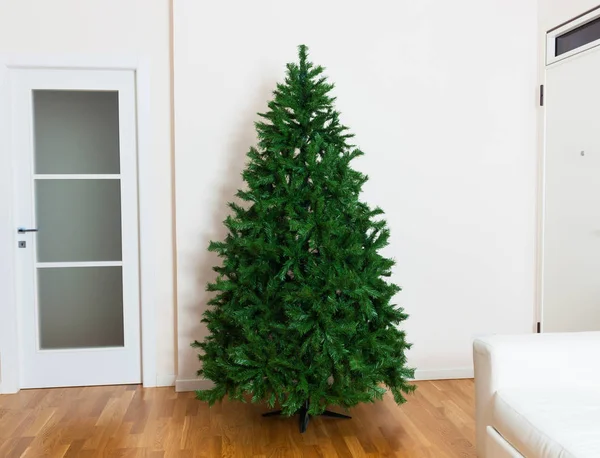 Nackter Künstlicher Weihnachtsbaum Haus Mit Weißen Möbeln Und Eichenparkett — Stockfoto