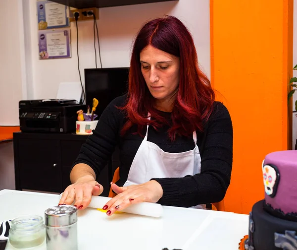 Figuras de Halloween com pasta de fondant ou pasta de açúcar . — Fotografia de Stock