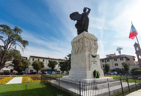 Бронзовая статуя на площади Делла Виттория в Эмполи — стоковое фото