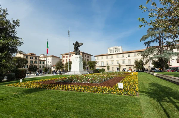 Бронзова статуя делла Вітторія площі в місті Empoli — стокове фото