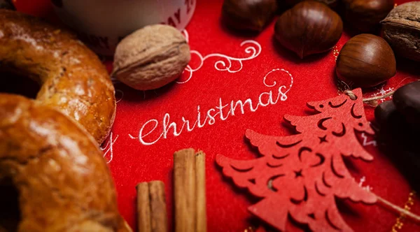 Frohe Weihnachten Text auf einer Tischdecke mit Weihnachtsessen — Stockfoto