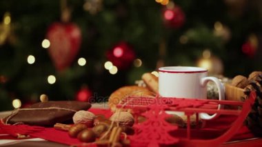 Noel ağacın arkasında Noel masada sıcak çay.