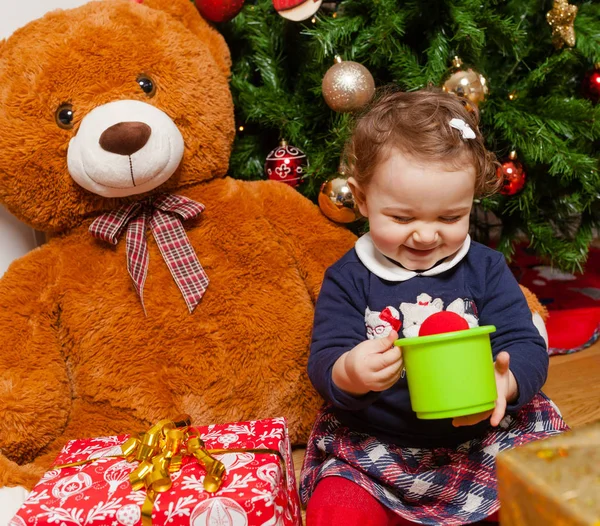Niña con regalos cerca del árbol de Navidad . — Foto de Stock
