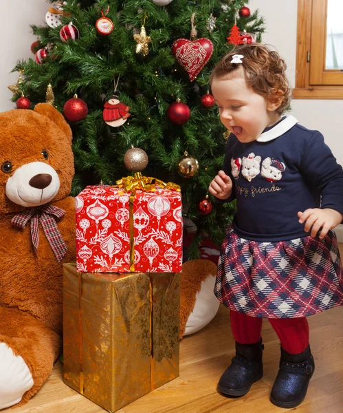 Kleinkind mit überraschtem Gesichtsausdruck. Weihnachtskonzept. — Stockfoto