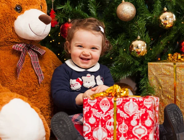 Tddler κορίτσι με τα δώρα κοντά στο χριστουγεννιάτικο δέντρο. — Φωτογραφία Αρχείου
