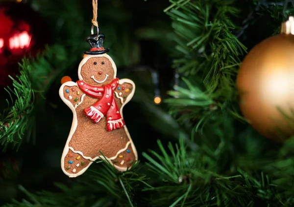 Pão de gengibre pendurado na árvore de Natal — Fotografia de Stock