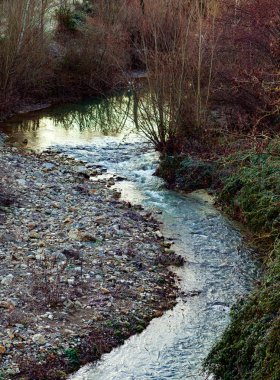 Kasaba Sambuca Tuscany Pesa nehir geçiyor.
