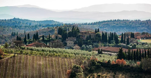 Tuscan τοπίο με κυπαρίσσια, δέντρα και αρχαία κτίρια. — Φωτογραφία Αρχείου