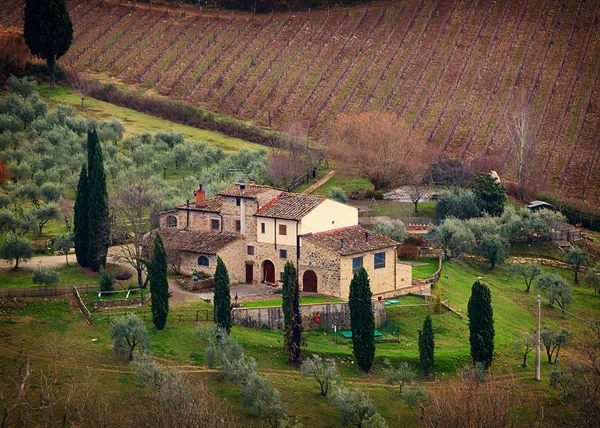 Toskanische Landschaft mit Zypressen, Bäumen und antiken Gebäuden. — Stockfoto