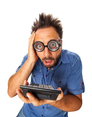 Şok ifade ve hesap makinesi ile genç yetişkin