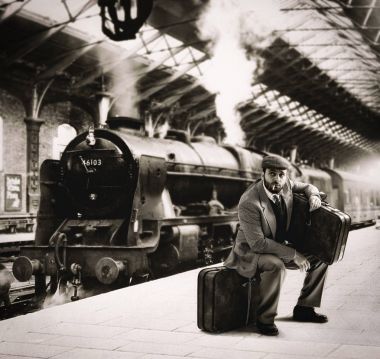 Muhacir karton valiz ile tren istasyonu