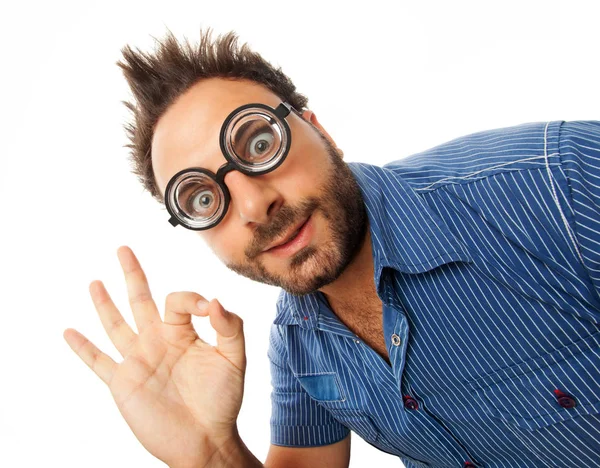 Jeune homme avec expression de OK et des lunettes épaisses — Photo