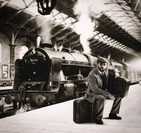 Emigrant to the train station with cardboard suitcases — Stock Photo, Image