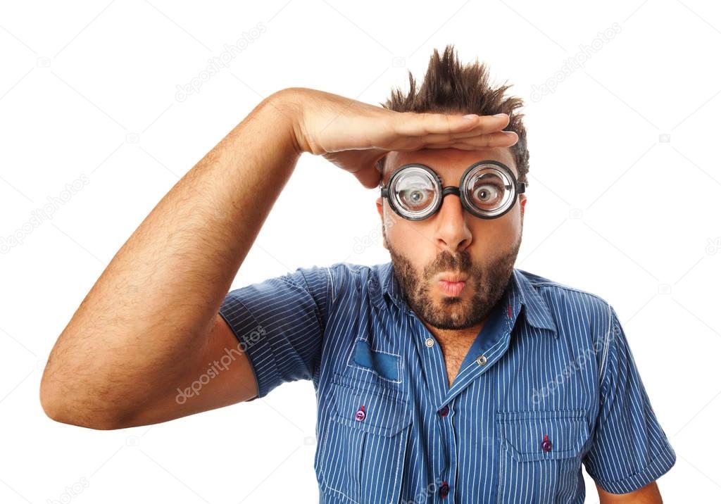 Uomo con espressione divertente e occhiali spessi guardando