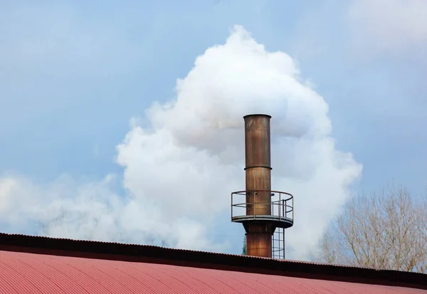 工場の煙突、白い煙を生み出す工業プロセス — ストック写真