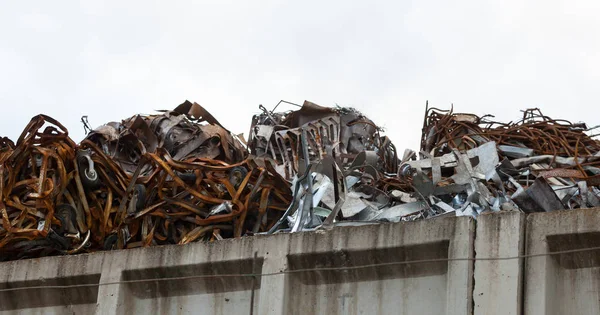Sucata de metal para reciclagem industrial . — Fotografia de Stock