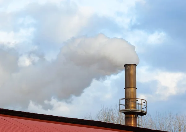 Cheminée d'une usine, Procédé industriel qui produit smo blanc — Photo