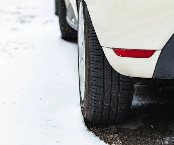 Opony samochodów w zimie na drodze. — Zdjęcie stockowe