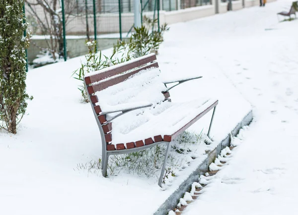 Banco coberto de neve . — Fotografia de Stock