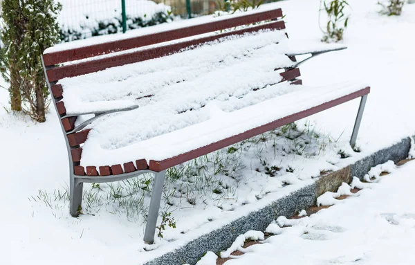 Banco coberto de neve . — Fotografia de Stock