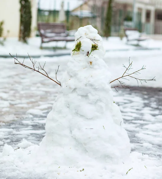 丑陋的雪人在冬天 — 图库照片