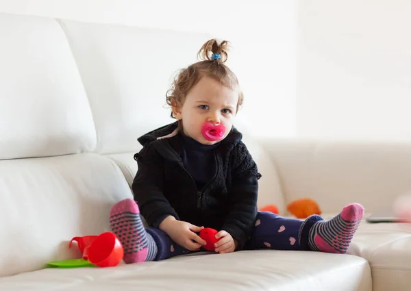 Porträt Kleinkind Baby Mädchen spielt auf dem Sofa. — Stockfoto